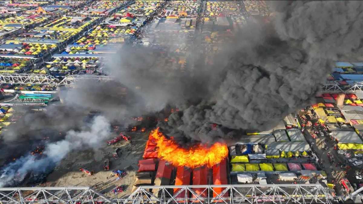महाकुंभ क्षेत्र में आग के तांडव के बाद दिख रही राख ही राख, देखें आग लगने और उसके बाद की भयानक तस्वीरें