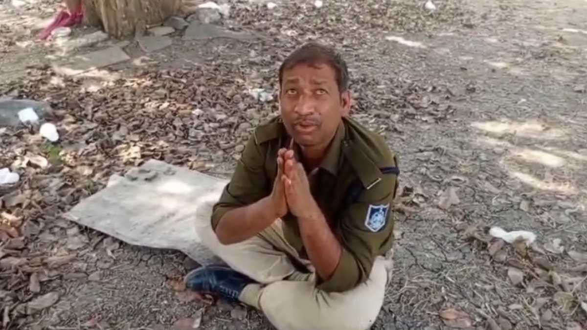 खाकी पर छलका जाम: शराब के नशे में वर्दी पहने जमीन पर सोया पुलिसकर्मी, सुबह लोगों ने उठाया तो दिखाया रौब, फिर हाथ जोड़ मांगने लगा माफी, देखें Video
