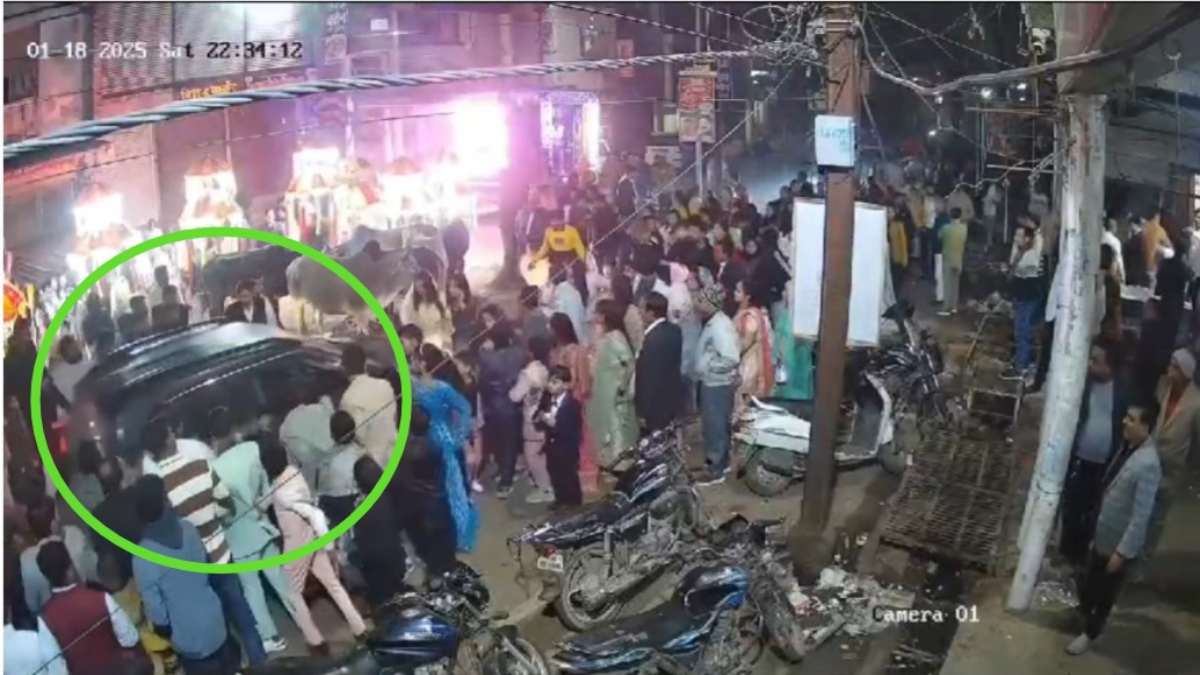 बारात में घुसी बेकाबू कार: बारातियों को टक्कर मारते हुए बिजली के खंभे से टकराई, आधा दर्जन से अधिक लोग घायल