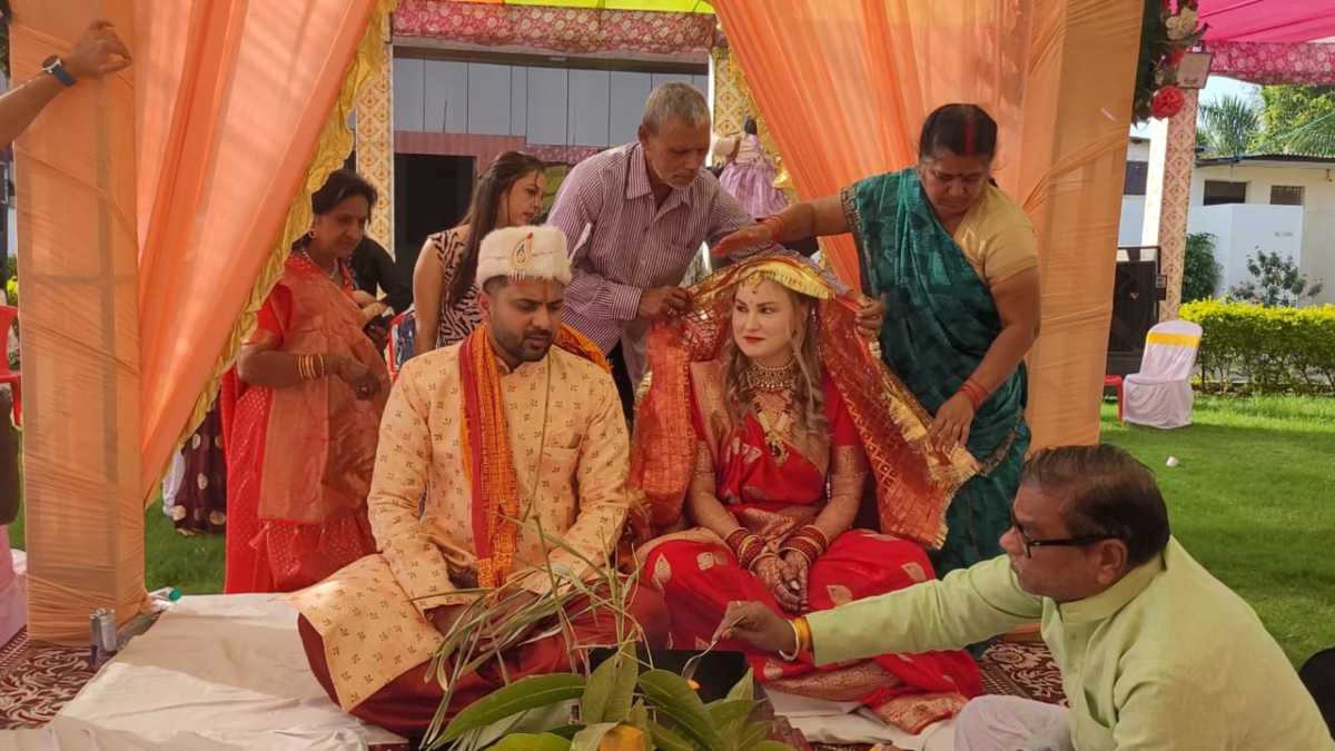 हल्दी, मेंहदी फिर लिए सात फेरे: देसी दूल्हा तो विदेशी दुल्हन, पोलैंड की पॉलिना नें खंडवा के सारंग से की भारतीय रीति-रिवाज के साथ शादी