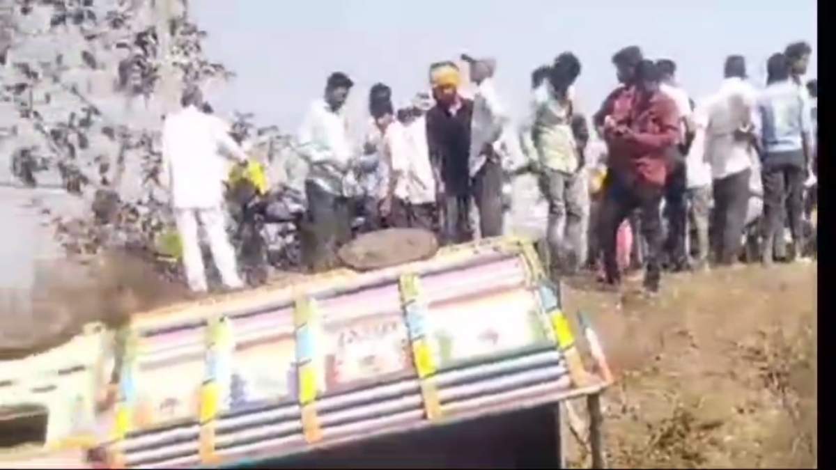 महिलाओं से भरी पिकअप पलटी: मची चीख-पुकार, इस समस्या को लेकर जा रही थीं कलेक्ट्रेट