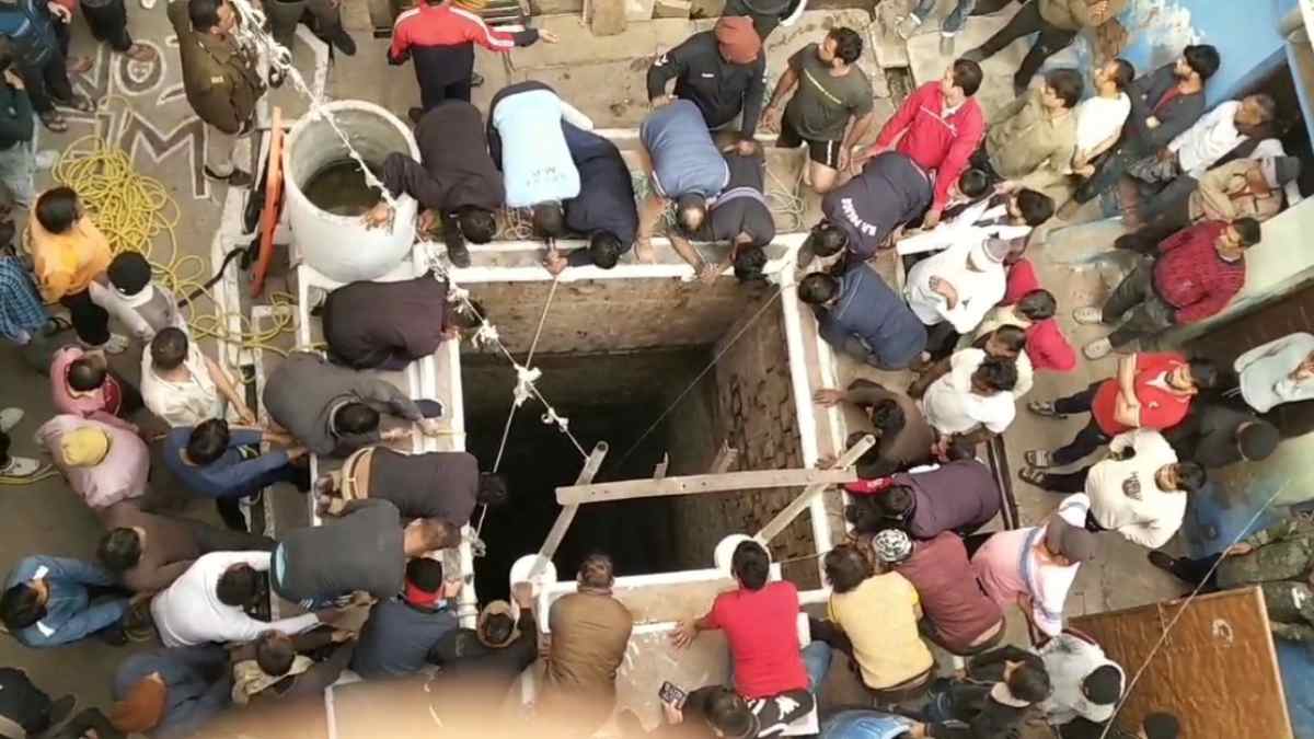 बड़ा हादसा टला: 55 फीट गहरे कुएं में गिरी महिला, 2 घंटे के रेस्क्यू के बाद सुरक्षित निकली