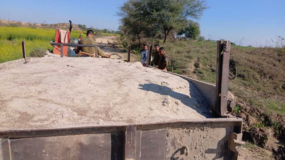 रेत माफियाओं पर पुलिस का एक्शन: चंबल नदी से अवैध उत्खनन करते ट्रैक्टर-ट्रॉली जब्त, 3 बदमाश वाहन लेकर फरार