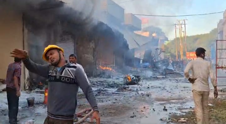 बड़ी खबर: जबलपुर के पटाखा मार्केट में भीषण आगजनी, दूर-दूर तक सुनाई दी ब्लास्ट की आवाज, काबू पाने में जुटी दमकल की टीम