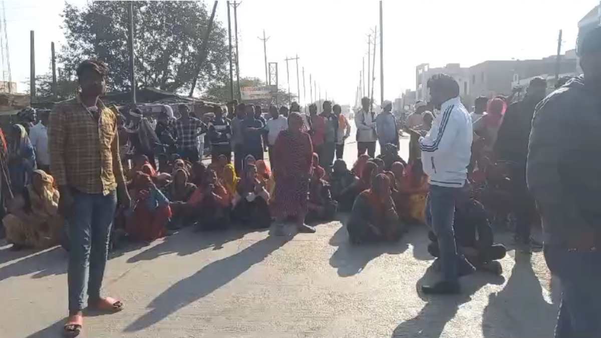 मारपीट में घायल युवक की इलाज के दौरान मौत, सड़क पर शव रख परिजनों ने किया हंगामा, दो आरोपी गिरफ्तार