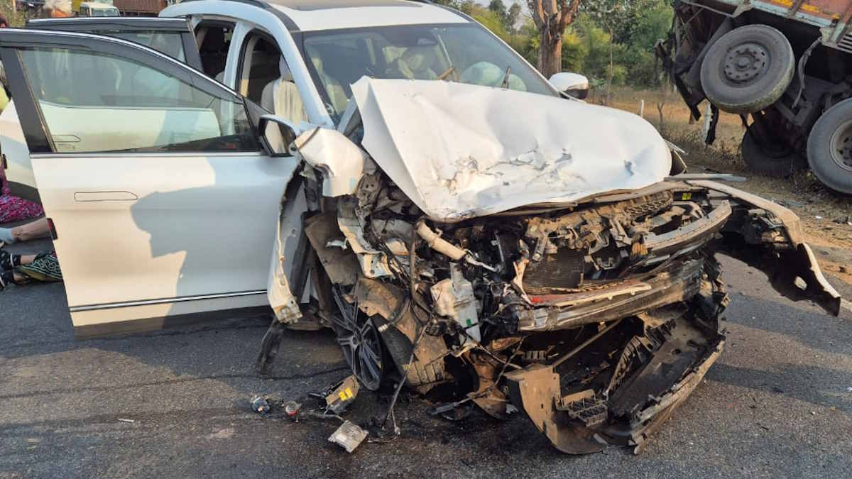 CG BREAKING NEWS : महाकुंभ में स्नान के लिए जा रहे विधायक का ACCIDENT, पत्नी घायल…