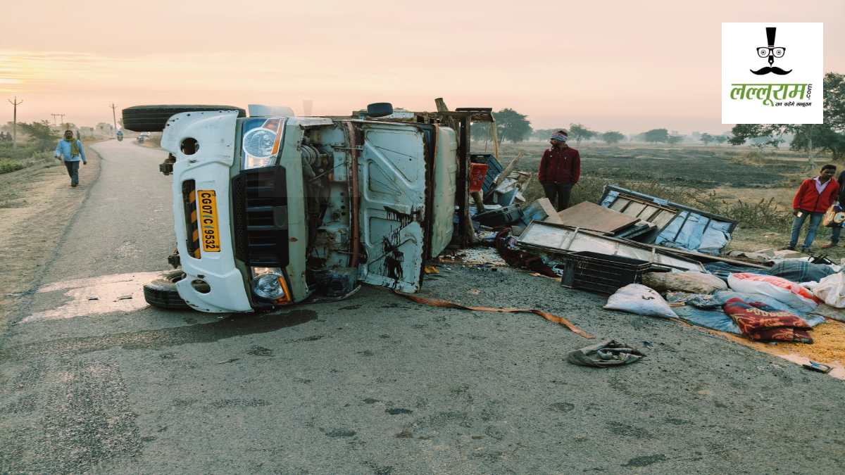 CG Accident : अनियंत्रित होकर पलटा पिकअप, हादसे में दो लोगों की मौत, 4 हुए घायल