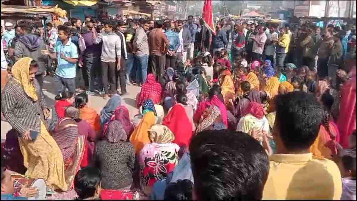 राम मंदिर गेट पर लात मारने का मामला: युवती की गिरफ्तारी न होने पर भड़के लोग, किया चक्काजाम प्रदर्शन