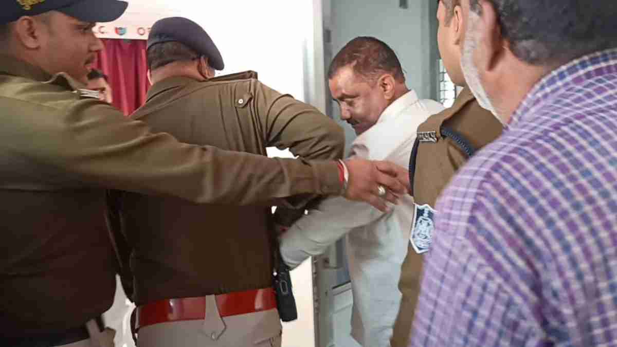 ‘पापी’ प्रिंसिपल गिरफ्तार: छात्राओं को पैसे और चॉकलेट के बहाने बुलाता था कमरे में, आलमारी की आड़ में…