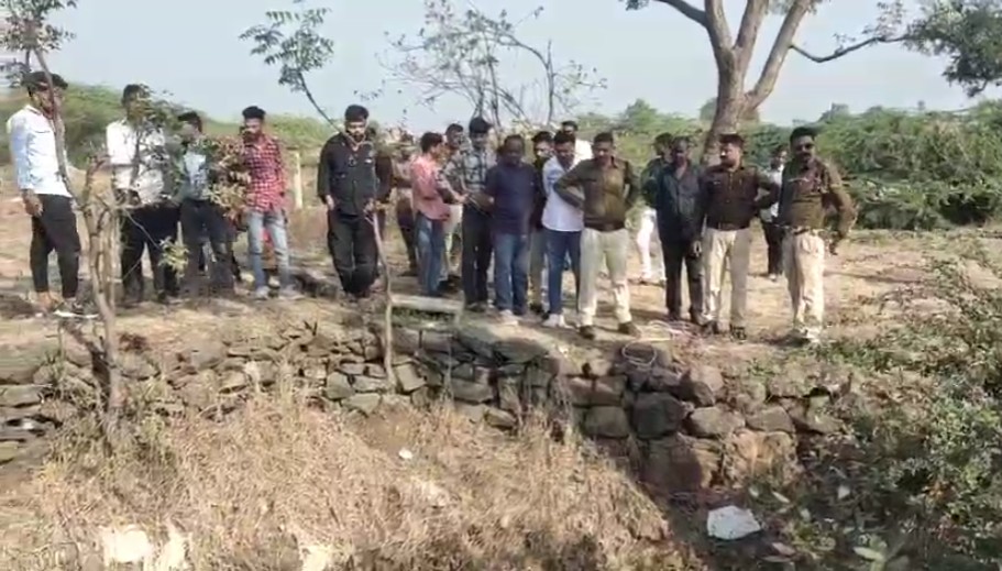 पति से झगड़े के बाद कुएं में लगाई छलांग, पत्नी को बचाने कूदा युवक भी डूबा, दोनों की मौत