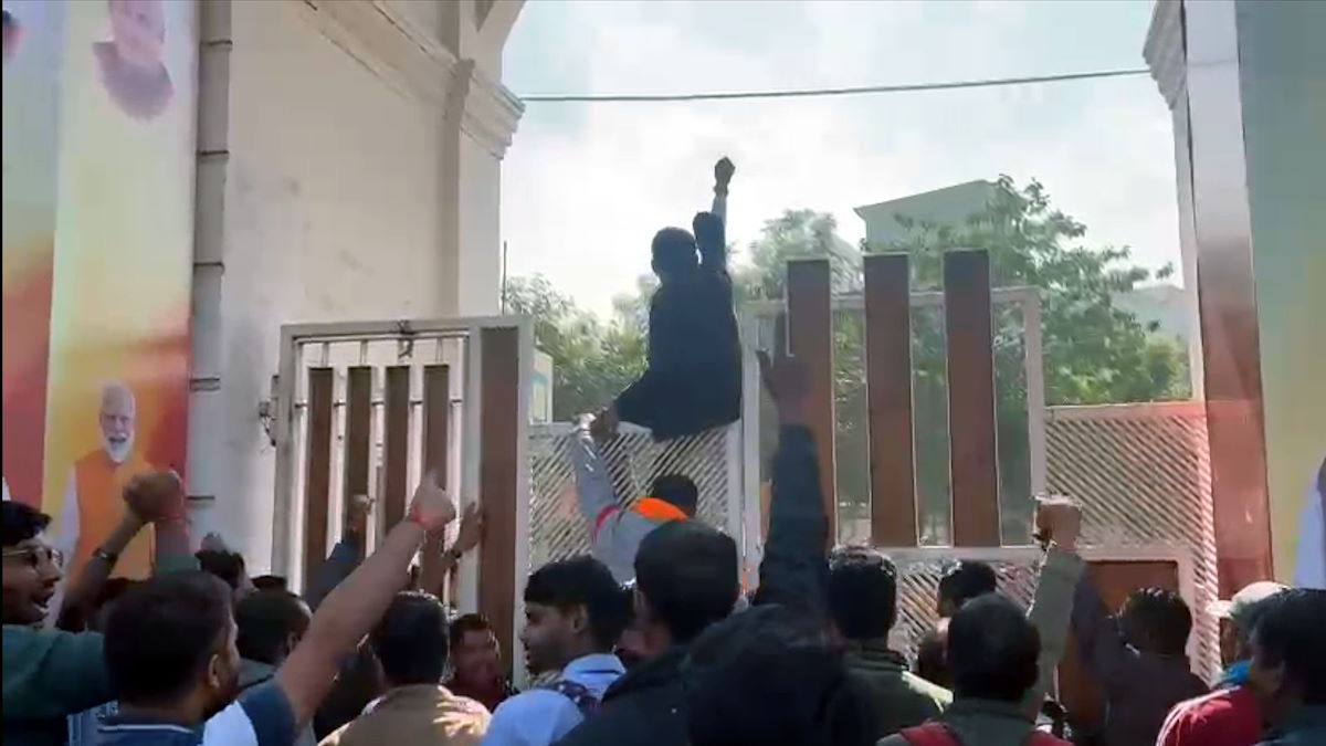 बीएड धारी सहायक शिक्षकों का कुशाभाऊ ठाकरे परिसर में मौन प्रदर्शन, सेवा समाप्ति का आदेश रद्द करने की मांग