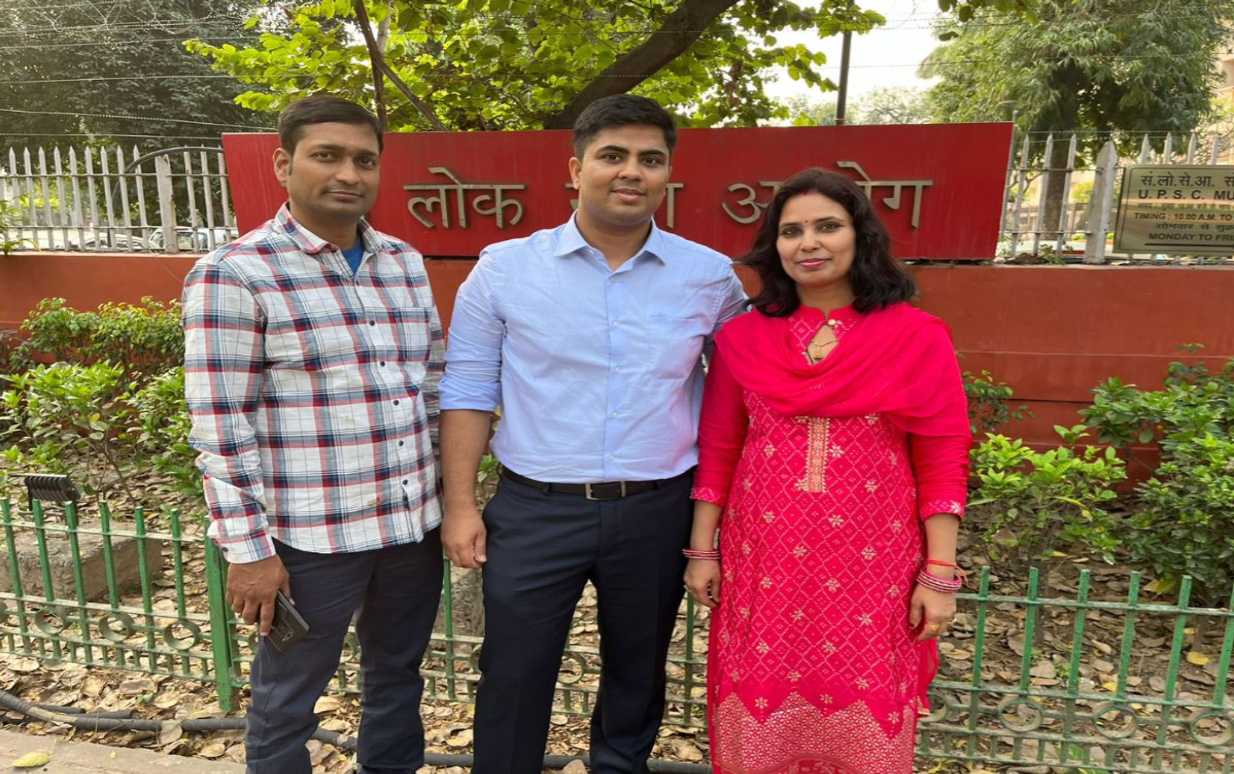 कहानी फिल्मी नहीं… हकीकत है! Girlfriend ने दिया धोखा तो IAS अफसर बना युवक, पढ़े Success Story