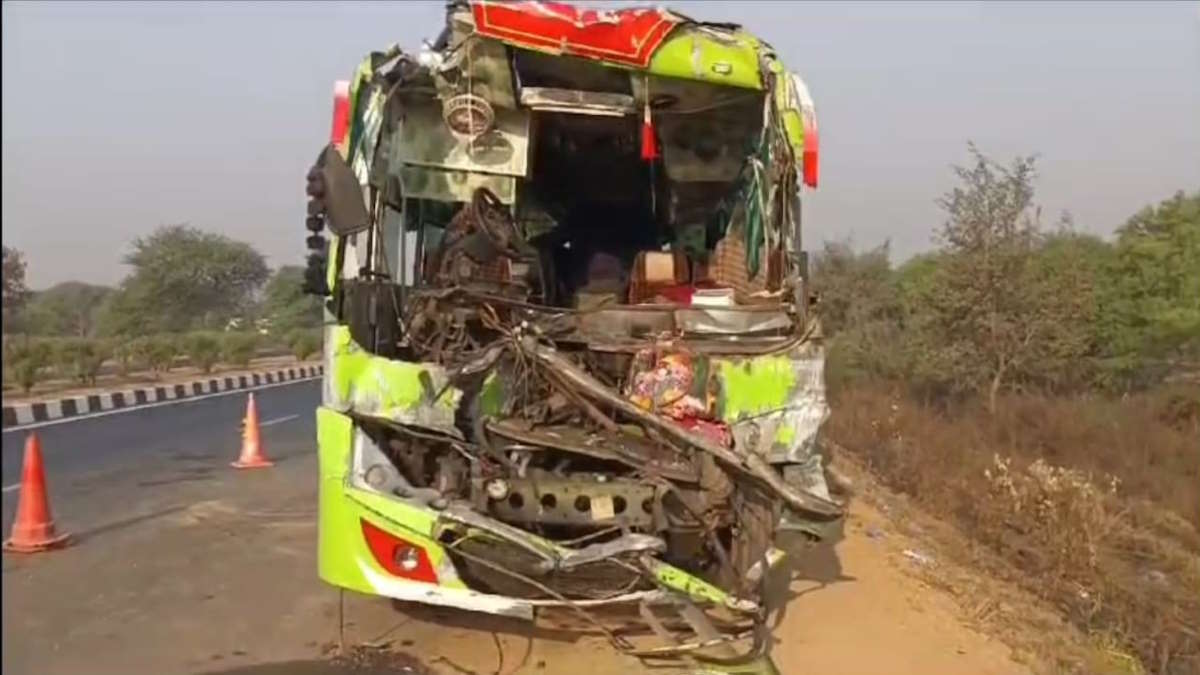 CG Accident : नेशनल हाइवे पर खड़े ट्रक से जा टकराई बस, एक बच्ची की मौके पर हुई मौत, 43 यात्री घायल…