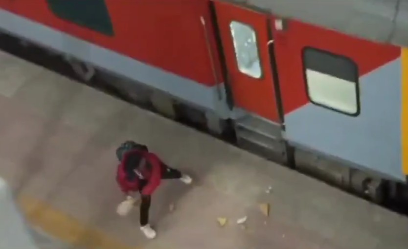महाकुंभ स्पेशल ट्रेन में तोड़फोड़: दरवाजे-खिड़कियों पर उपद्रवियों ने किया पथराव, यात्रियों में मची चीख-पुकार, Video