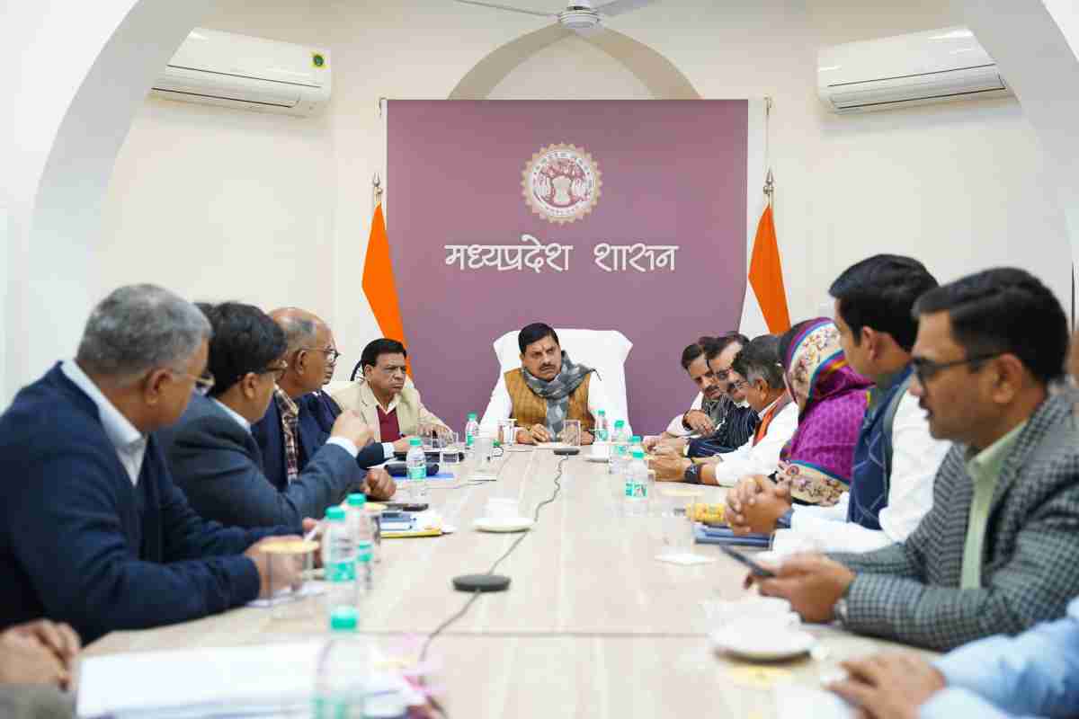 पीथमपुर घटना पर CM डॉ. मोहन ने लिया संज्ञान, यूनियन कार्बाइड के कचरे के निष्पादन को लेकर देर रात बुलाई बैठक, कहा- HC को कठिनाइयों से कराया जाएगा अवगत