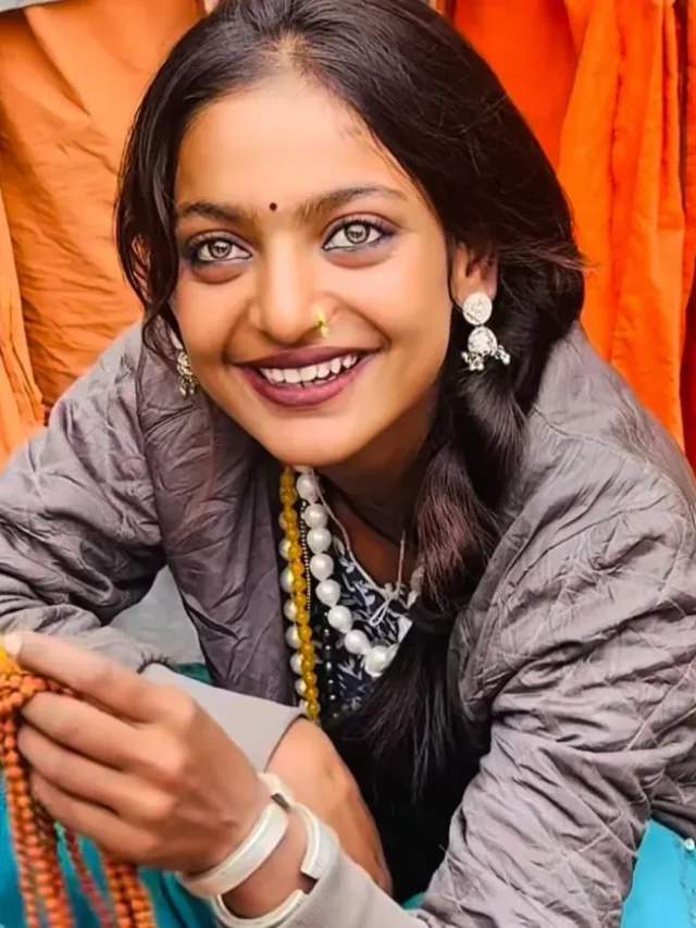 खूबसूरती बनी परेशानी… महाकुंभ में कजरारी आंखों वाली मोनालिसा को लगी नजर