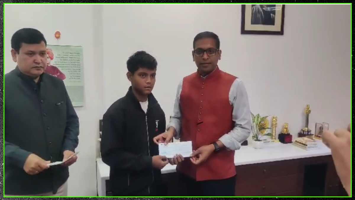 भिक्षावृत्ति रोकने कलेक्टर ने जारी किया इनामः आशीष सिंह ने किया 6 लोगों को सम्मानित, नागरिकों से की ये अपील
