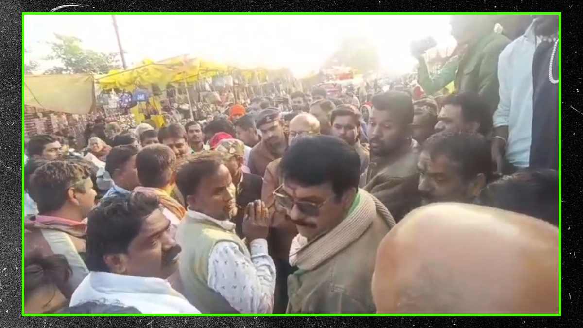 चप्पलों से पिटाई: मेला में दुकानदारों से अवैध वसूली, महापौर-आयुक्त के सामने कर्मचारियों की चप्पलों से धुनाई का वीडियो वायरल