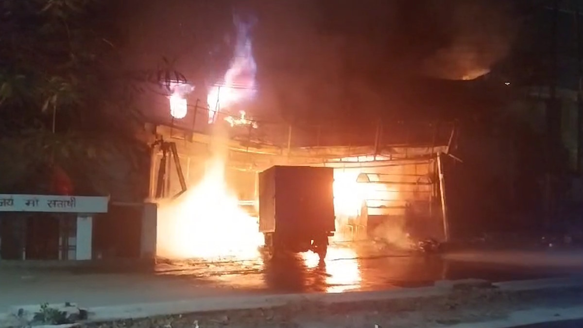 ‘मुरारी द किचन’ में लगी आग, सिलेंडर फटने से बगल की दुकान भी हुई खाक, आधा दर्जन दमकल गाड़ियों की मदद से आग पर पाया काबू…