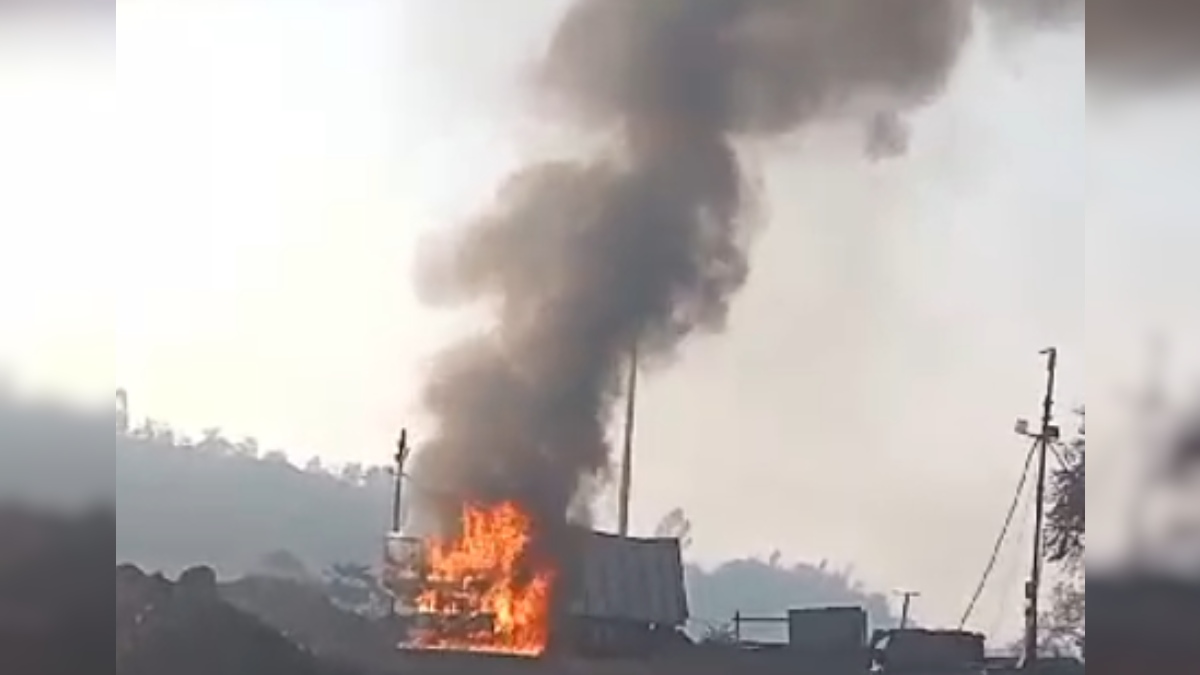 Video : कोयले से भरे ट्रेलर में लगी आग, चालक ने कूदकर बचाई जान