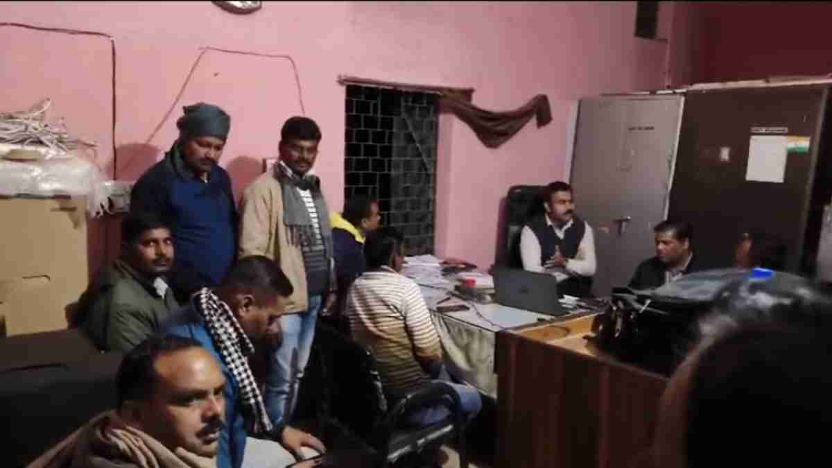 लोकायुक्त ने स्कूल में मारा छापा: 2 हजार रुपए की रिश्वत लेते प्रिंसिपल गिरफ्तार, पैसे लेने पहुंचे शिक्षक पर भी कार्रवाई