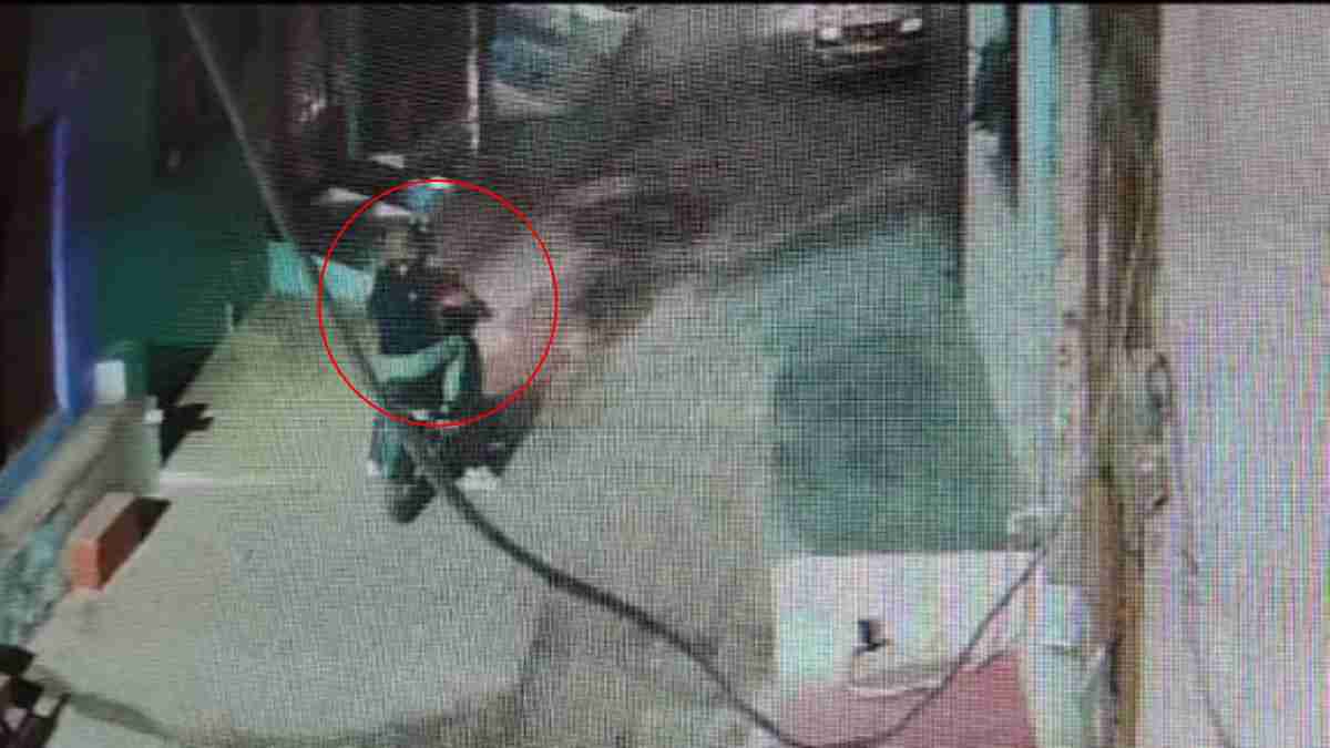 Gwalior Crime: घर के सामने फायरिंग कर भागे बदमाश, CCTV में कैद हुई घटना, जानिए पुलिस ने क्या कहा?