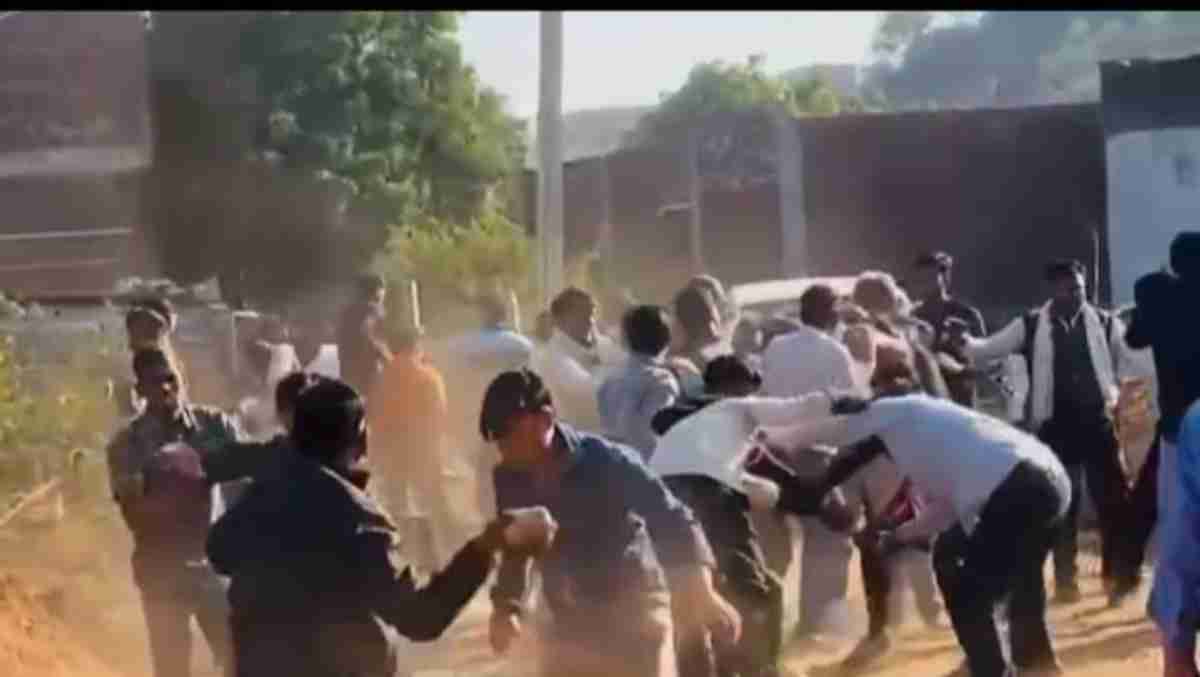 सीमांकन के दौरान विवाद: 50 लोगों में चली लाठियां, पटवारी की गाड़ी में भी तोड़फोड़, पत्थर बरसता देख भागे कलेक्टर, तहसीलदार समेत अधिकारी