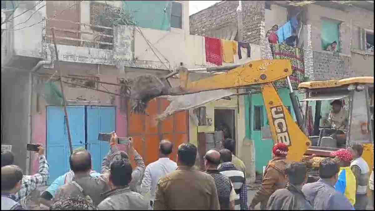 Harda News: अवैध अतिक्रमण पर चला ‘पीला पंजा’, नगर पालिका ने अस्पताल, चौराहा सहित चौक-चौराहों को कराया अतिक्रमण मुक्त
