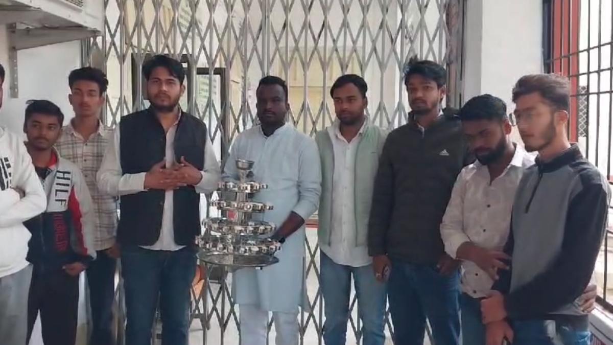RDVV में NSUI का अनोखा प्रदर्शन: कुलपति की आरती उतारने पहुंचे कार्यकर्ता, पूछा- किस हैसियत से कर रहे बैठक