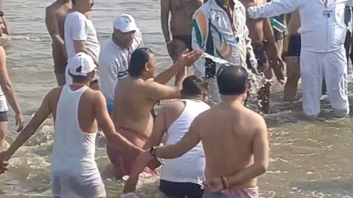 अखिलेश ने संगम में लगाई डुबकी, कार्यकर्ताओं संग पहुंचे घाट, सूर्य देव को दिया अर्घ्य