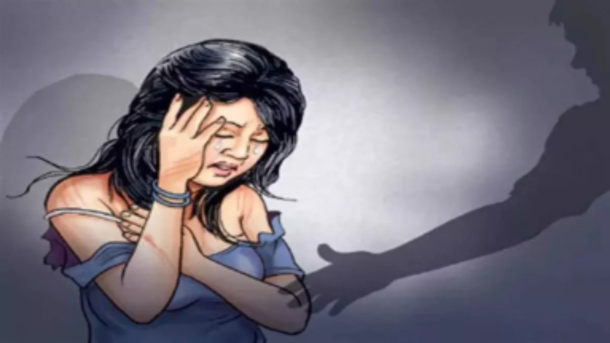 दबंग ने पड़ोस की लड़की से की छेड़छाड़: विरोध करने पर घर में किया पथराव, परिवार ने पुलिस पर लगाए गंभीर आरोप