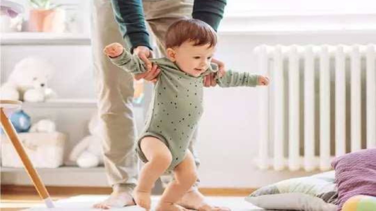 Child Care Tips: चलना सीख रहा है बच्चा, तो इन बातों का रखें ध्यान और करें उनकी मदद 
