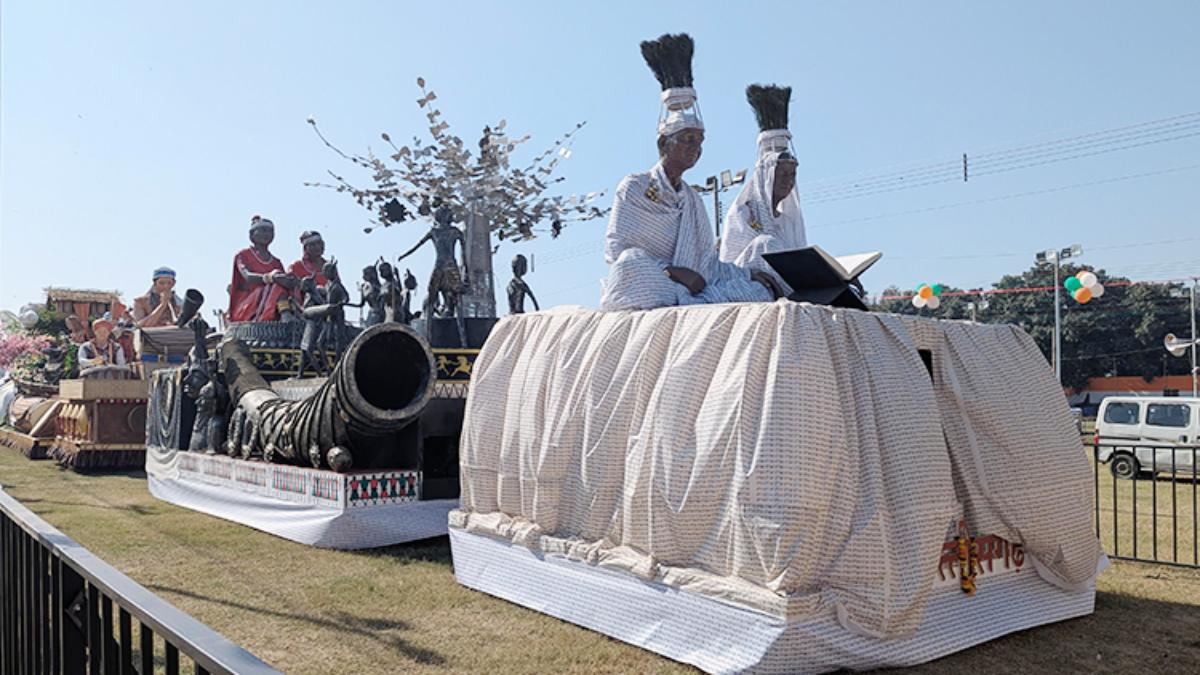 Chhattisgarh’s Tableau: लाल किले पहुंची छत्तीसगढ़ की झांकी, ‘भारत पर्व 2025’ में शोभा बढ़ाएगी रामनामी समुदाय की झलक…