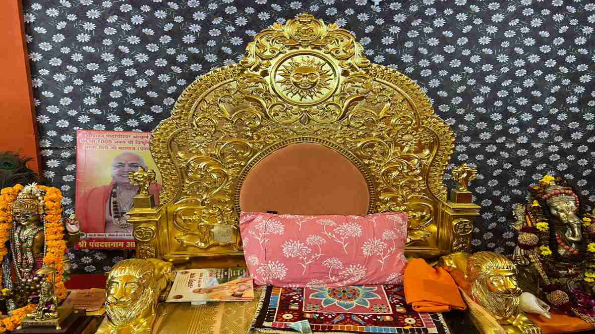 किसका है ये सोने का सिंहासन, पूरे महाकुंभ में हो रही इसकी चर्चा, किसने दिया है दान?