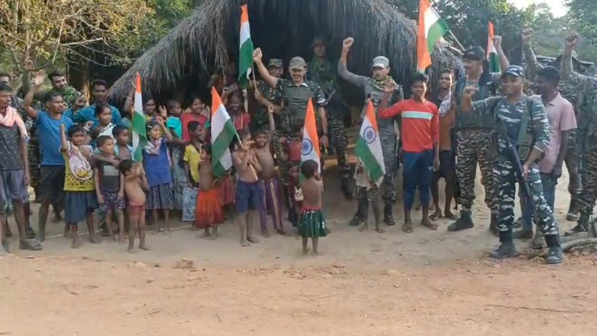 छत्तीसगढ़: सुकमा के तुमालपाड़ में पहली बार फहराया तिरंगा, जवानों के साथ ग्रामीणों ने मनाया गणतंत्र दिवस, देखें वीडियो…