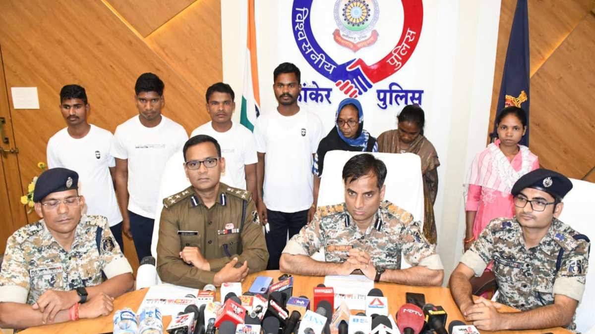 CG News: नक्सल संगठन को बड़ा झटका: 32 लाख के 7 ईनामी नक्सलियों ने किया आत्मसमर्पण…