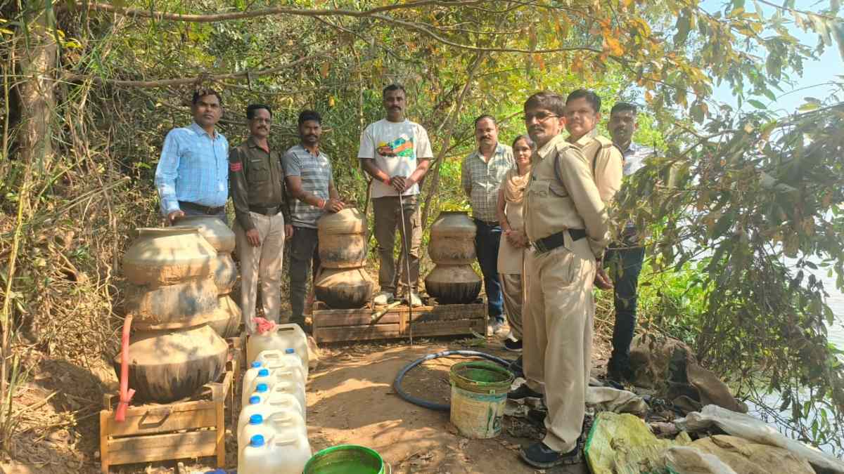 छत्तीसगढ़: महुआ से बना रहे थे अवैध शराब, आबकारी विभाग ने की कार्रवाई