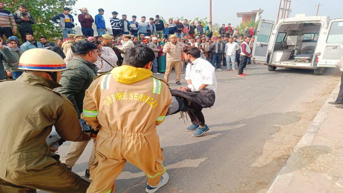 नए साल पर मौत का तांडवः हाइवे पर पलटा तेज रफ्तार कंटेनर, दबने से 3 लोगों की गई जान, मंजर देख कांप उठी लोगों की रूह