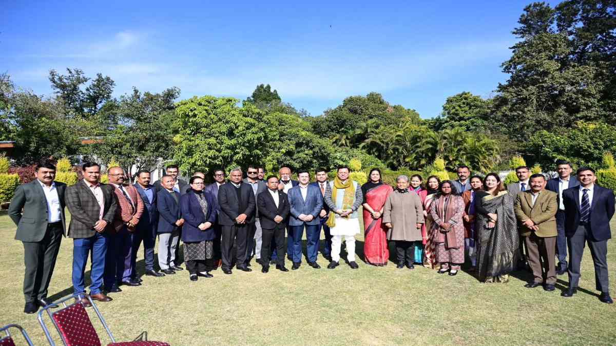 …जब सीएम हाउस पहुंचे मंत्री, विधायक और अधिकारी, मुख्यमंत्री से कही ये बात