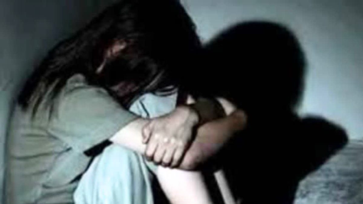 ‘बताया तो फेल कर दूंगा…’ नाबालिग छात्रा को घर ले जाकर शिक्षक ने कर दिया कांड, जानिए टीचर की शर्मनाक करतूत