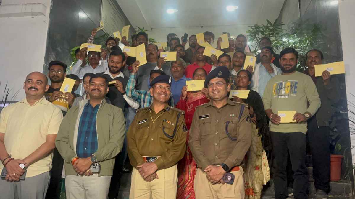 नए साल में रायपुर पुलिस ने सैंकड़ों लोगों के चेहरों पर लौटाई मुस्कान, 60 लाख रुपये के खोए मोबाइल किए वापस