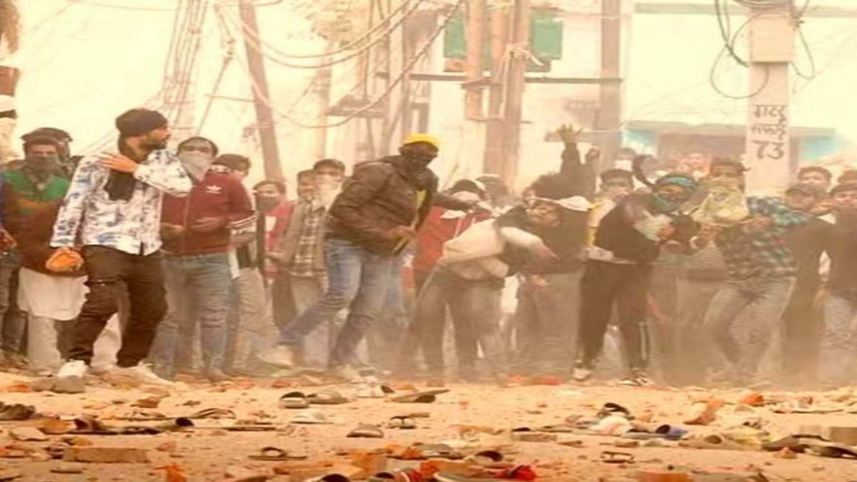 कोई दंगाई नहीं बचेगा! संभल हिंसा में गोली चलाने वाले आरोपी को दिल्ली से घसीट लाई UP पुलिस, 12 बोर का देशी कट्टा और 2 जिंदा कारतूस किया बरामद