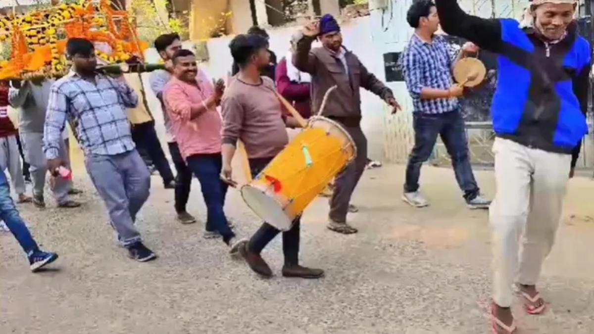 ई यूपी है भइया… पिता की शव यात्रा में साथियों संग जमकर नाचा बेटा, शव पर नोट की गड्डियां भी लुटाई, तेरहवीं पर बजवाया DJ