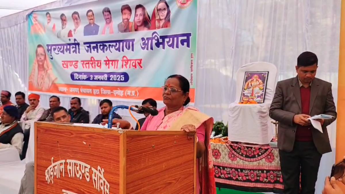 एक्शन में विधायक उमा देवी खटीक: मंच से प्रशासनिक अधिकारियों को दी नसीहत, बोलीं- गरीब जनता की सेवा करके…