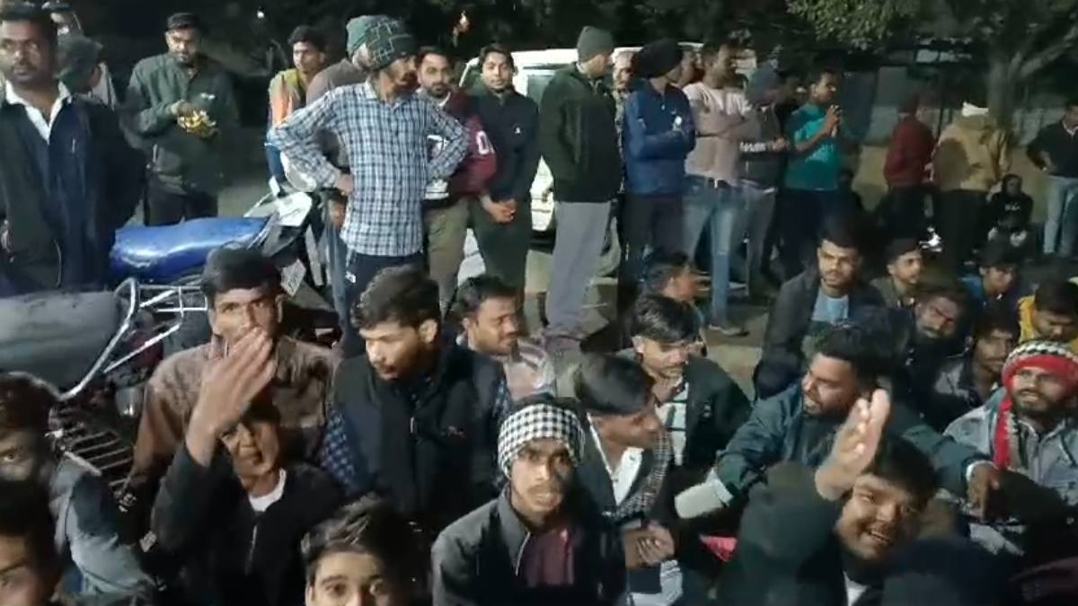 युवती ने मंदिर के गेट पर मारी लात, नाराज लोगों ने थाने पहुंचकर की कार्रवाई की मांग