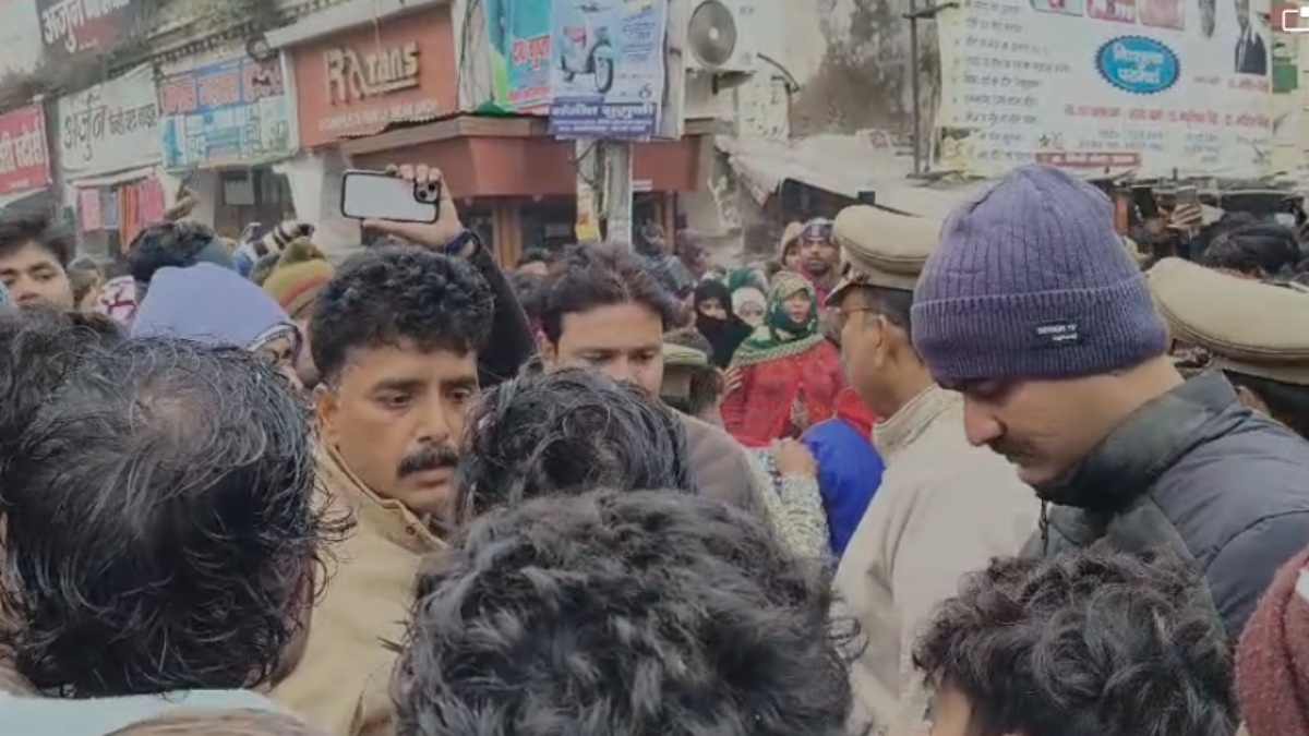 मुकदमे के डर से शख्स ने उठाया ऐसा कदम ! परिजनों ने सड़क में किया जमकर हंगामा, बोले- न्याय मिलना चाहिए नहीं तो