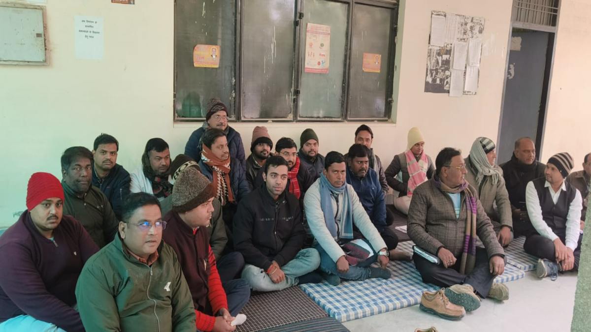 ACB की कार्रवाई के खिलाफ लामबंद हुए लेखपाल: सीएम से की अंकुश लगाने की मांग, विजिलेंस स्टाफ समेत   उनके रिश्तेदारों के अवैध कब्जे की ओर भी किया इशारा