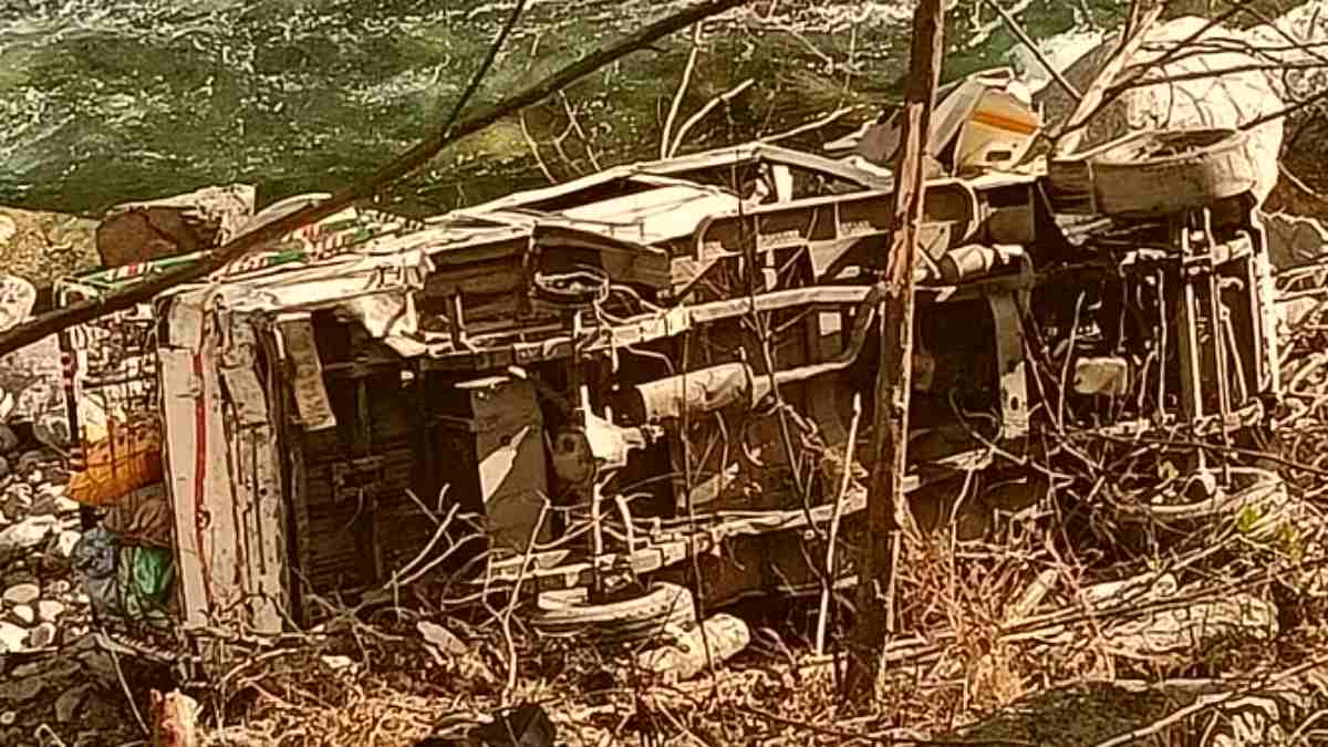घाटी में घटनाः गहरी खाई में जा गिरा वाहन, 2 की उखड़ी सांसें, 3 घायल, जानिए कैसे हुआ हादसा…