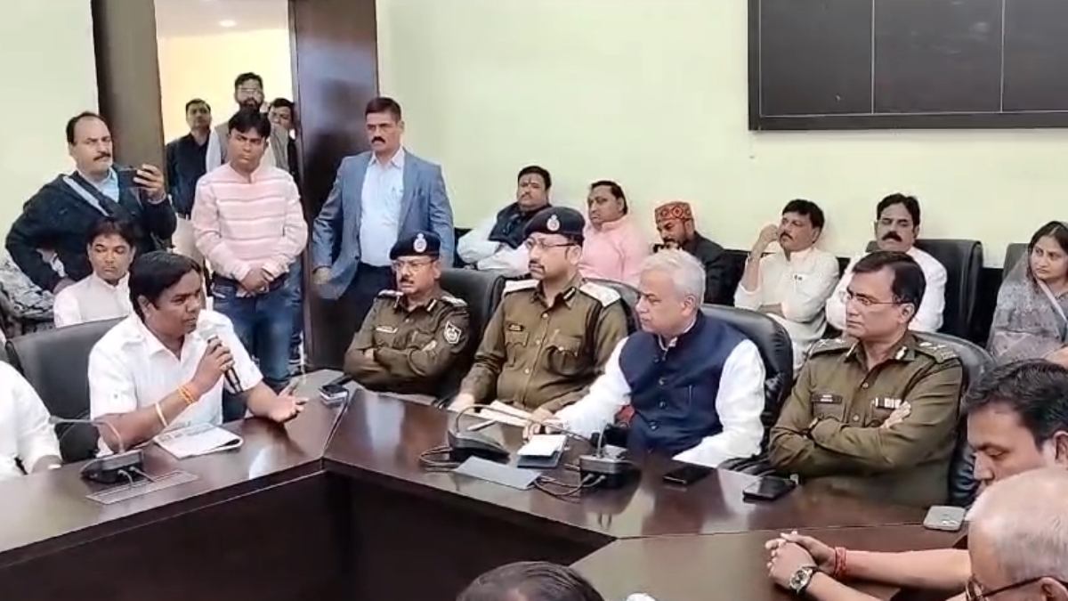 अफवाहों पर ध्यान न दें: यूनियन कार्बाइड कचरे का विरोध कर रहे लोगों से मिले IG और संभाग आयुक्त, समस्या सुन कही ये बात