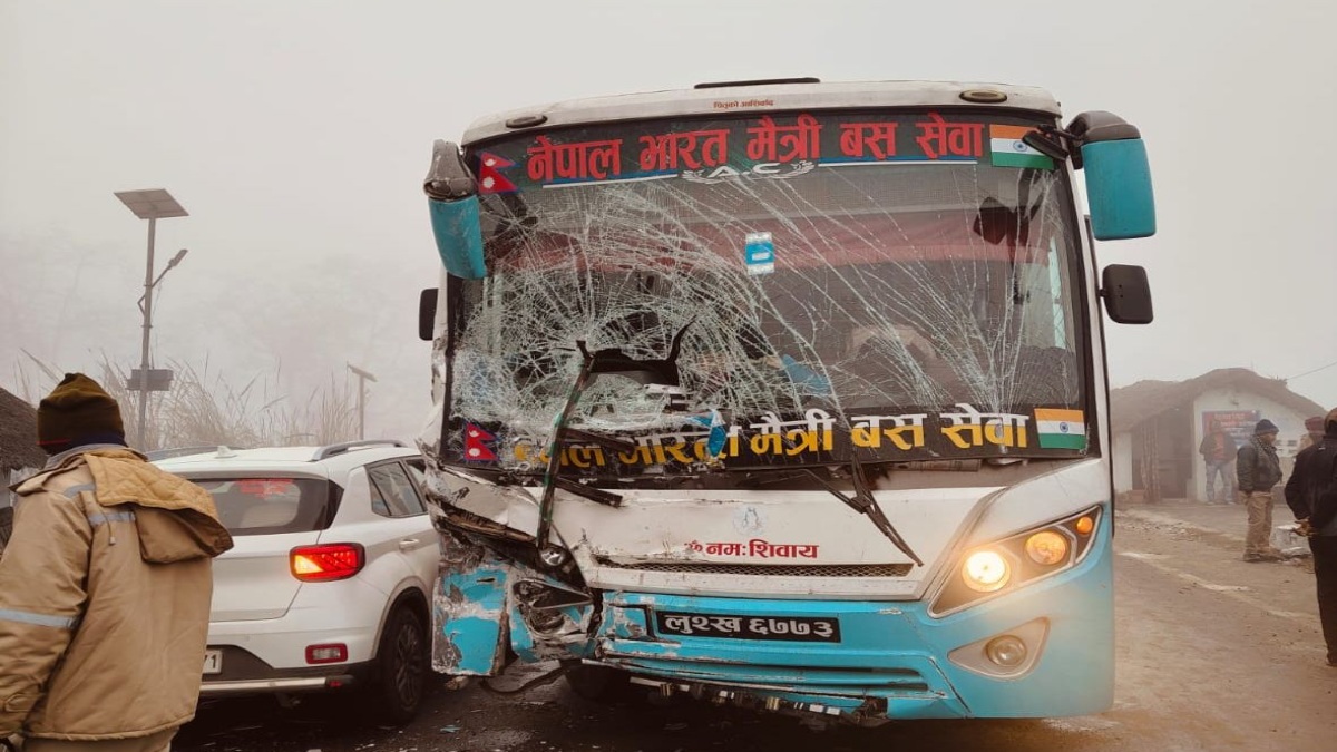 बहराइच में कोहरे का कहर : भारत-नेपाल मैत्री बस ट्रक से टकराई, हादसे में 11 यात्री घायल